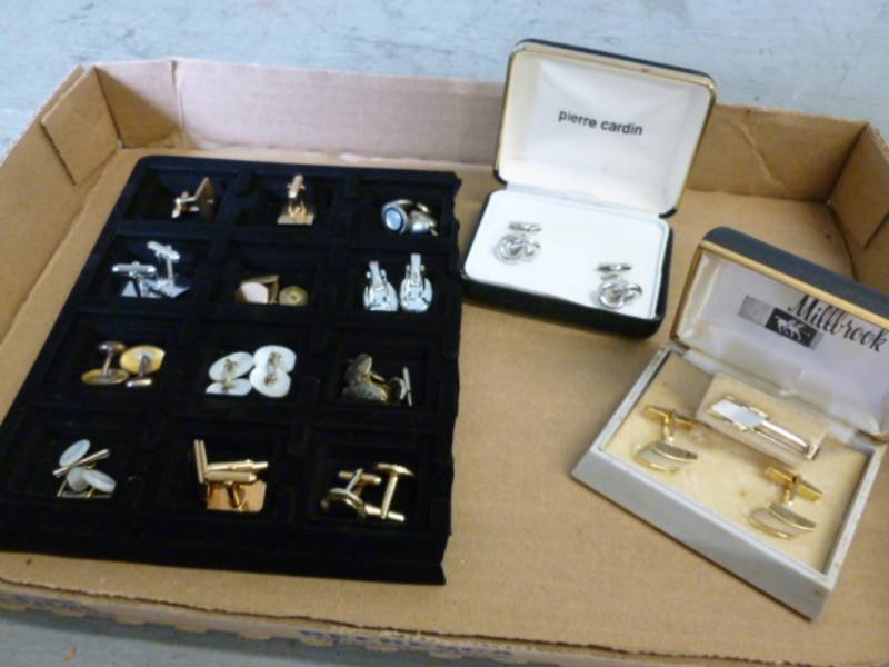 lot 153 image: Jewelry