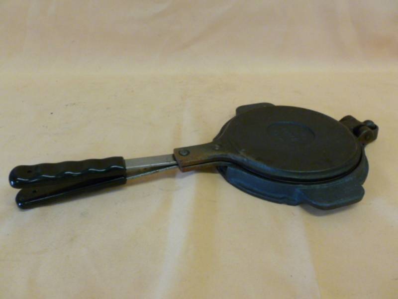 lot 184 image: Cast Iron Lefse Iron