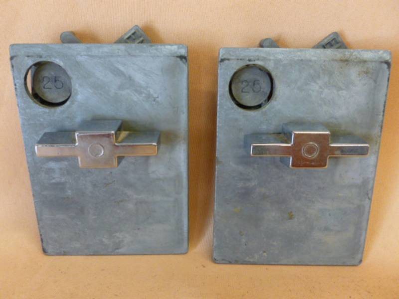 lot 200 image: Vintage Vending Machine Parts