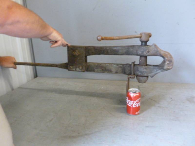 lot 201 image: Antique Blacksmith Vise
