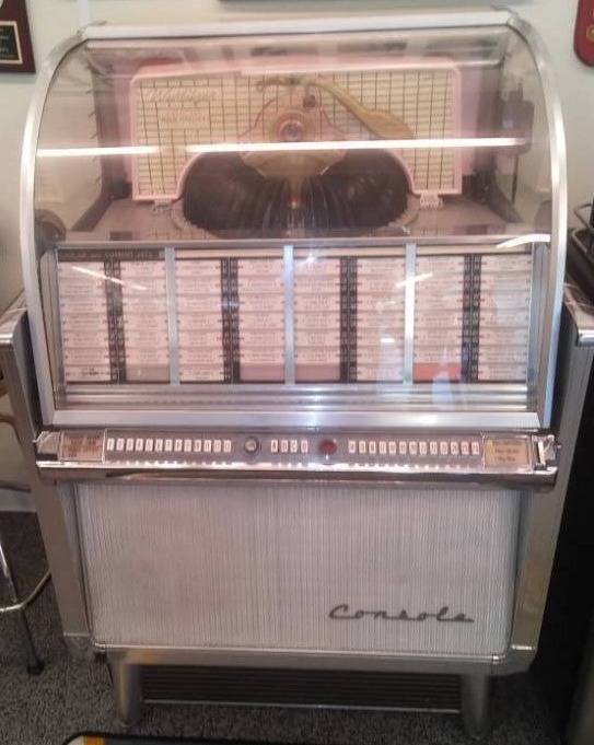 lot 1 image: Wurlitzer High Fidelity Music Juke Box, Model 2204, 1958