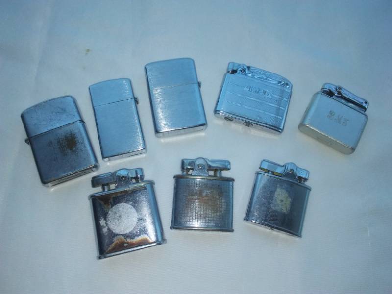 lot 4 image: 8 vintage Zippo style lighters.