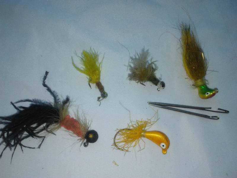 lot 8 image: 5 vintage fishing flies and needles.