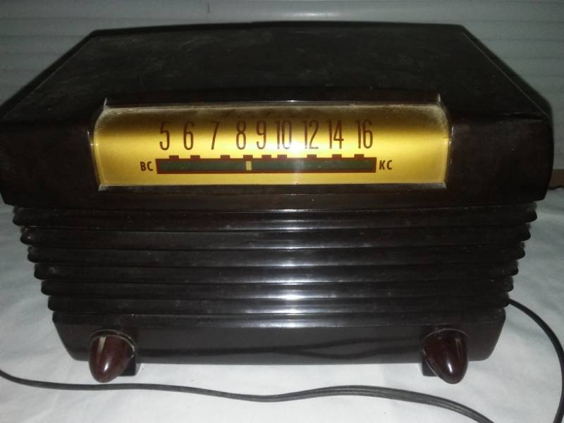 lot 15 image: Vintage Wards Airline AM radio.