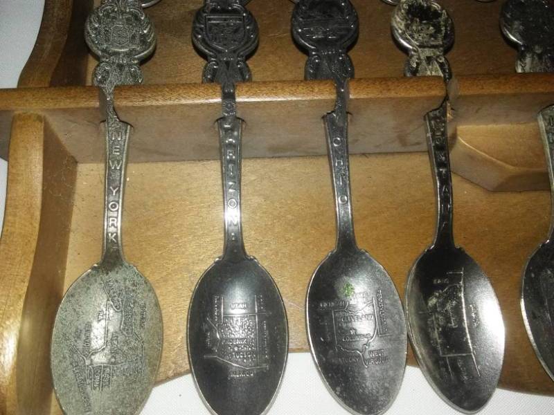 lot 26 image: Heritage collection of American states - spoons and rack.