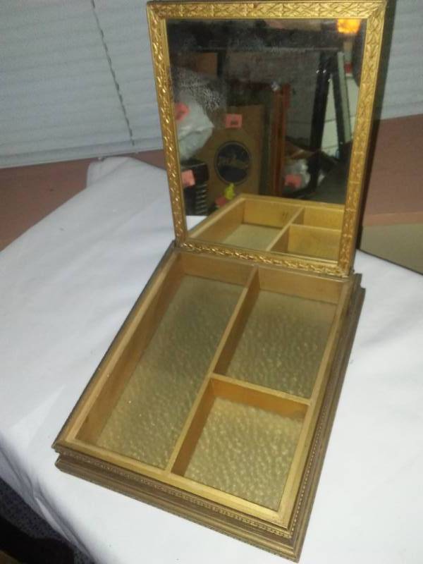 lot 32 image: Vintage ladys dresser box