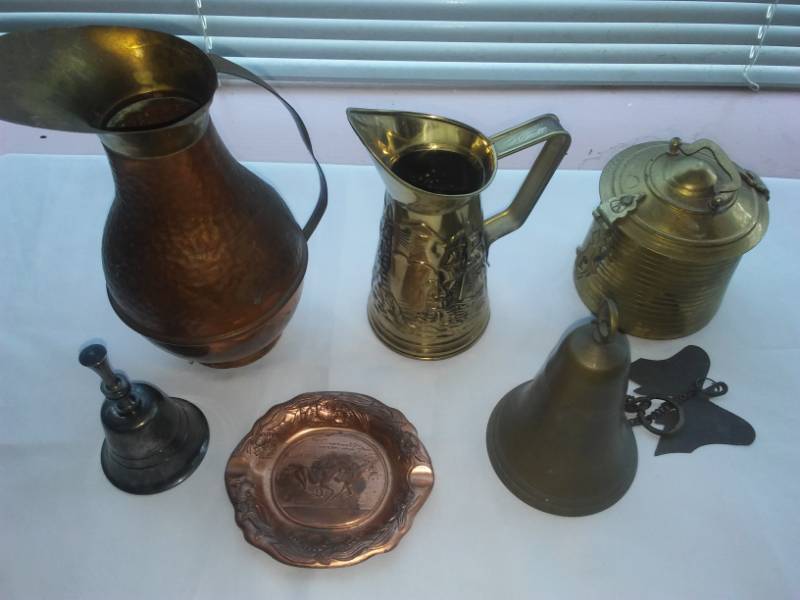 lot 42 image: Brass, copper and silver plate decor.