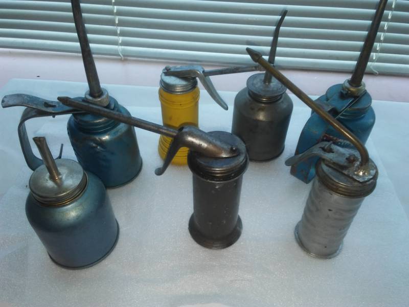 lot 44 image: Vintage oil can spurters - 7.