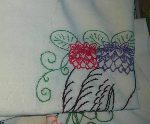 lot 49 image: Vintage kitchen - embroidered flour sack towels