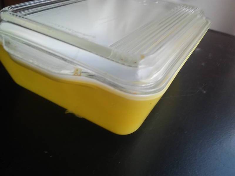 lot 77 image: Pyrex yellow rectangular baking dish and cover
