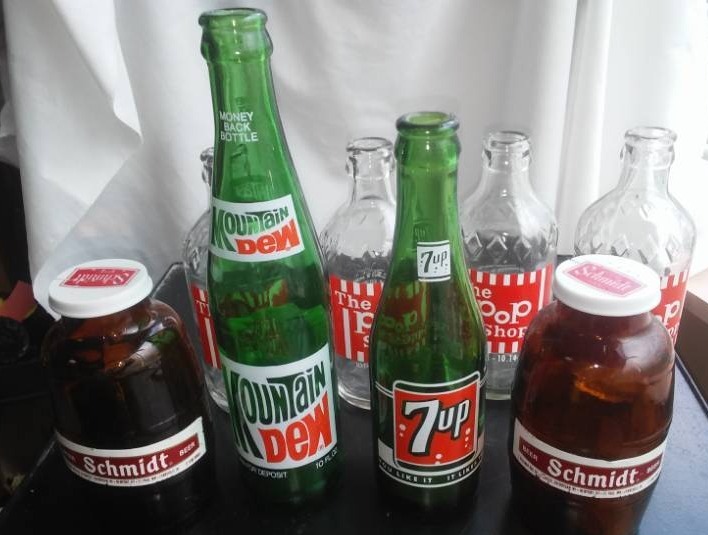 lot 78 image: Collectible bottles - 8. Mountain Dew, 7Up, Schmidt, Pop Shoppe.