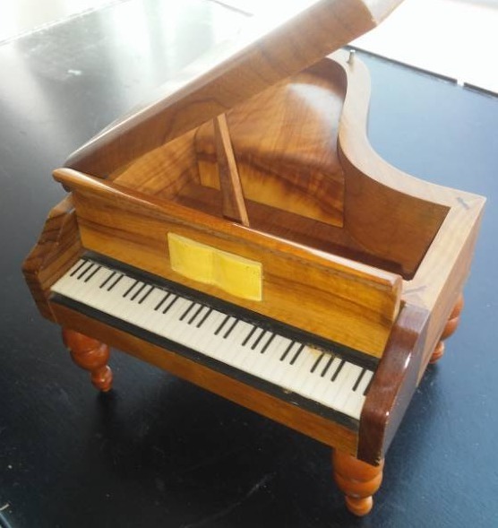 lot 94 image: Swiss made Oak grand piano music box. Amazing.