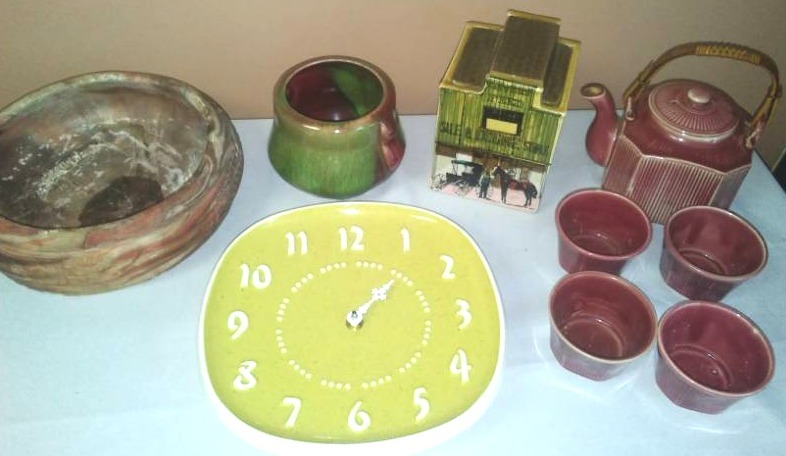 lot 114 image: Ceramic and pottery, clock and tea set - wepper.