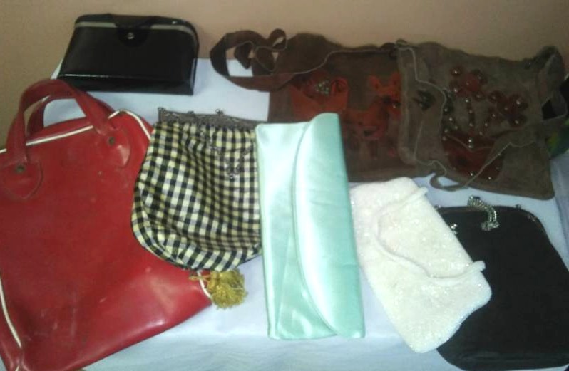 lot 116 image: Vintage purses, clutch hippie bags and more - 8.