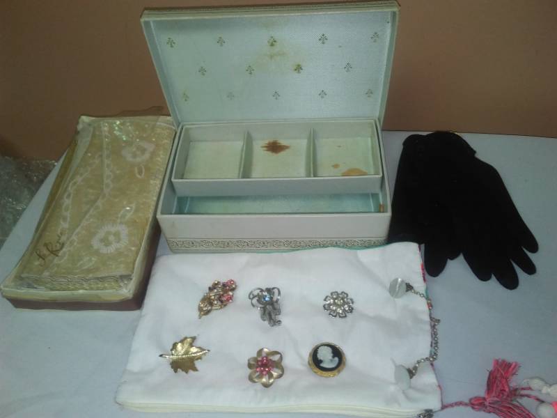 lot 149 image: Vintage purse inbox, gloves, jewelry.