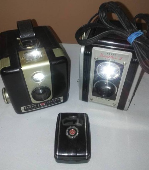 lot 171 image: Vintage Kodak 2 cameras and light meter.