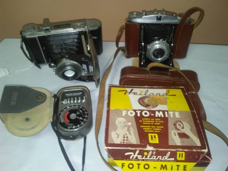 lot 172 image: Vintage 2 cameras, light meter and flash.