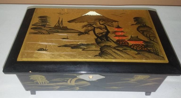 lot 177 image: Vintage music box working - made in Japan.