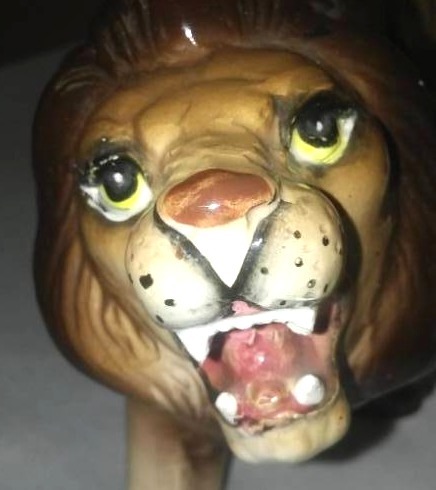 lot 182 image: Vintage figurines.  Lion and pig napkin holders.