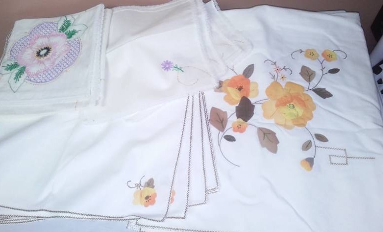 lot 188 image: Two sets of tablecloths and napkins.