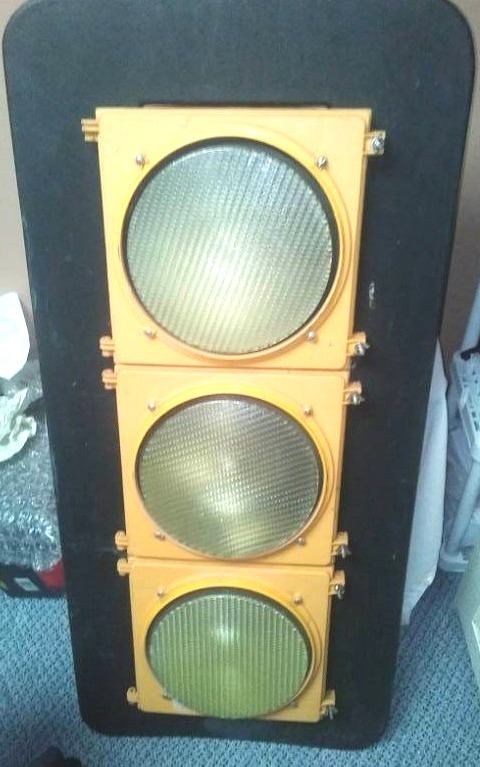 lot 195 image: Authentic stop light - standard 3-way light from San Antonio Texas