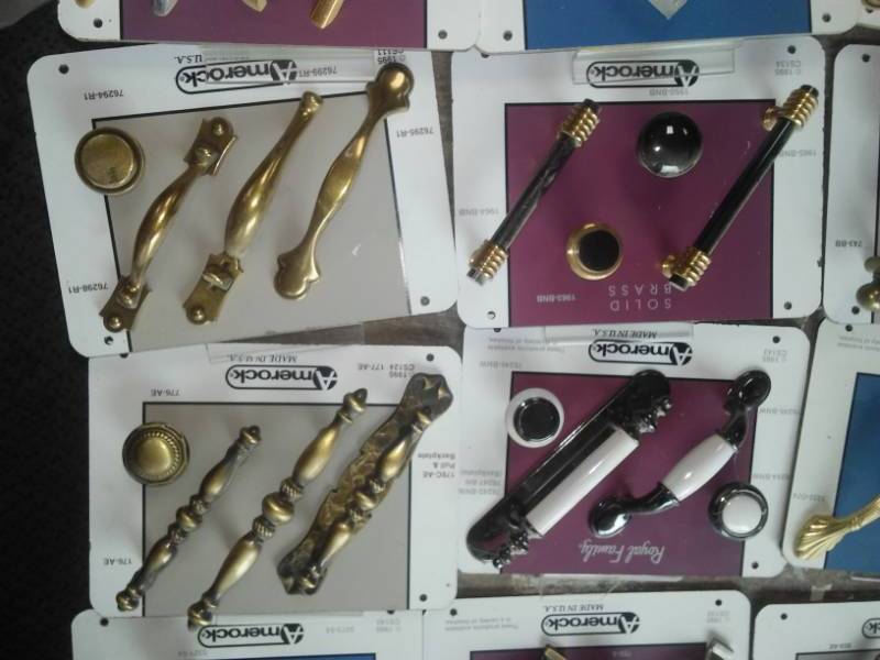 lot 263 image: 30 sets of sample cabinet hardware, handles, pulls, knobs.