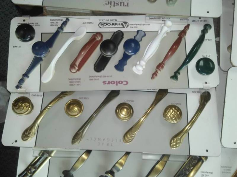 lot 264 image: 20 sets of sample cabinet hardware, handles, pulls, knobs.