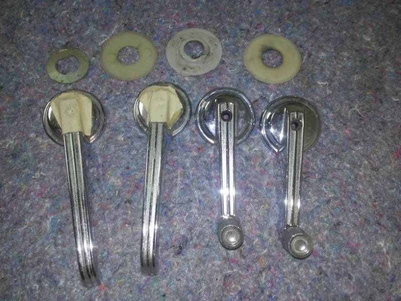 Door handles and window cranks. 4 total, excellent. Original