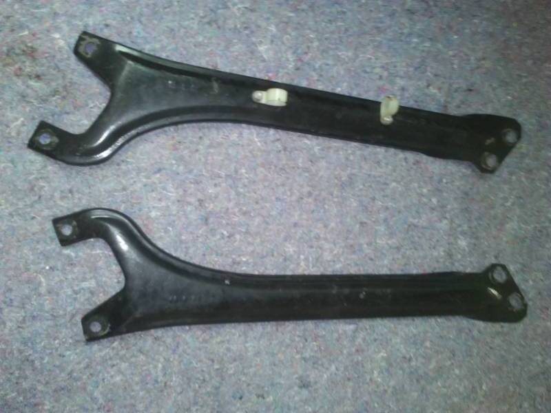 Left and right shock tower braces.