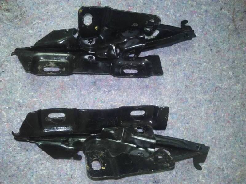 2 used hood hinges, left and right. Black, perfect.
