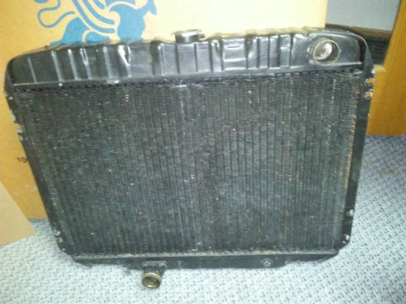 4 row clamp in staggered Outlet radiator. Excellent. Original
