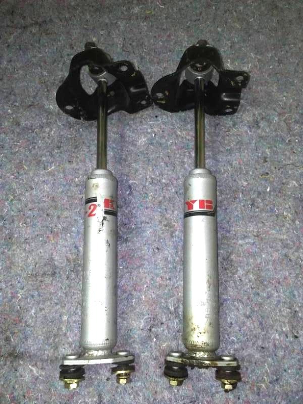 2 Shocks KYB, GR-2 Nitrogen with tower caps. Excellent.