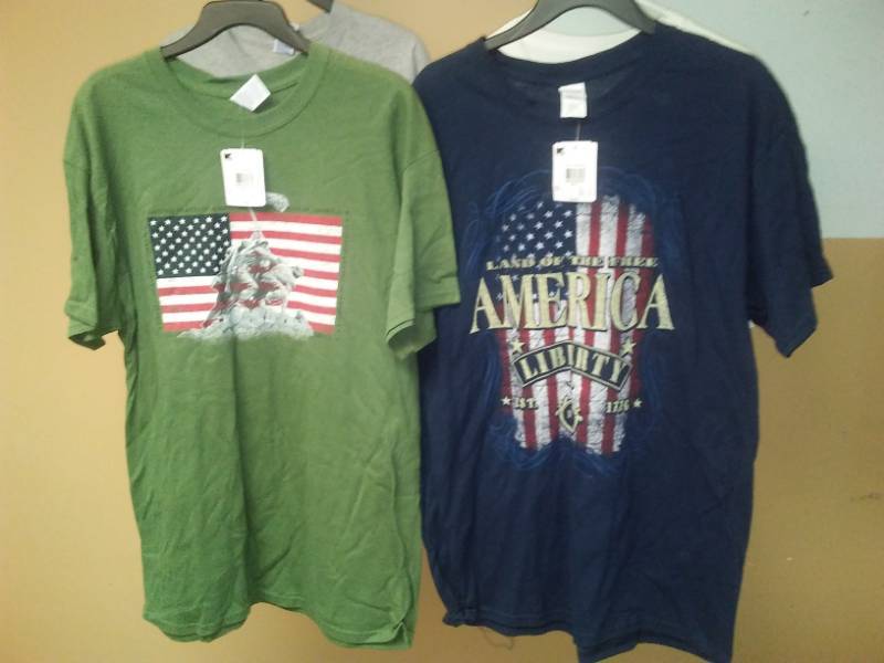 lot 404 image: Mens shirts, large - 4. Short sleeve.