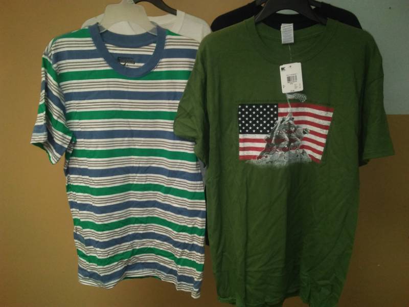 lot 405 image: Mens shirts, large - 4. Short sleeve.
