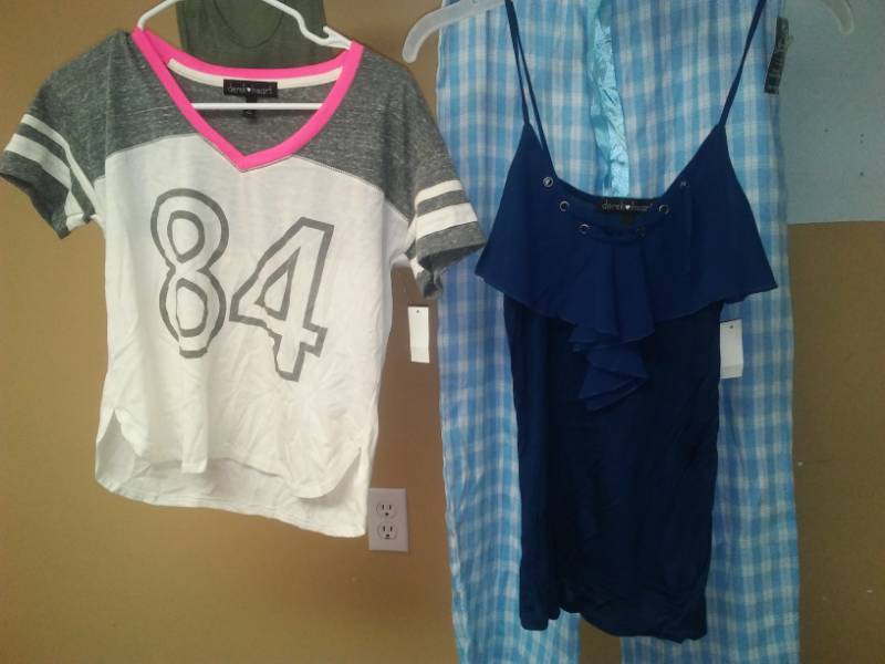 lot 418 image: Ladies medium - 5. Tanks, Ts, loungewear.