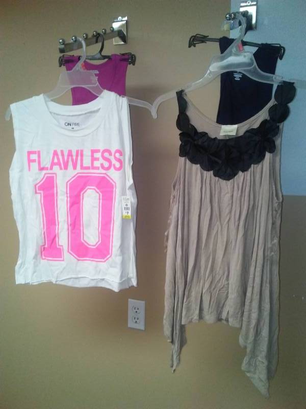 lot 422 image: Ladies medium - 4. Tanks and sleeveless.