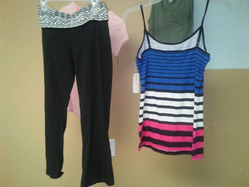 lot 423 image: Ladies medium - 4. Thanks, Ts, yoga pants.