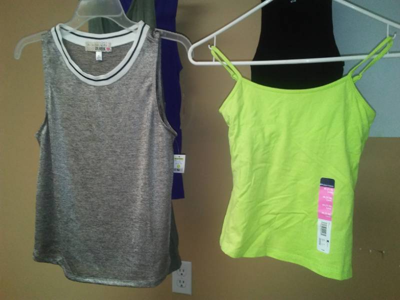 lot 425 image: Ladies medium - 5. Tanks, sleeveless.