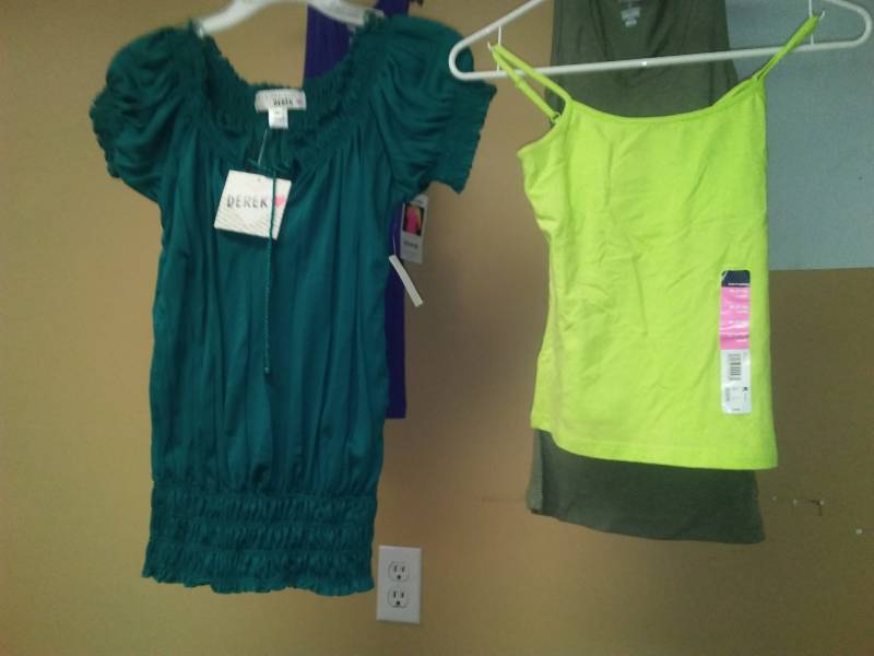 lot 427 image: Ladies medium - 5. Tanks, short sleeve.