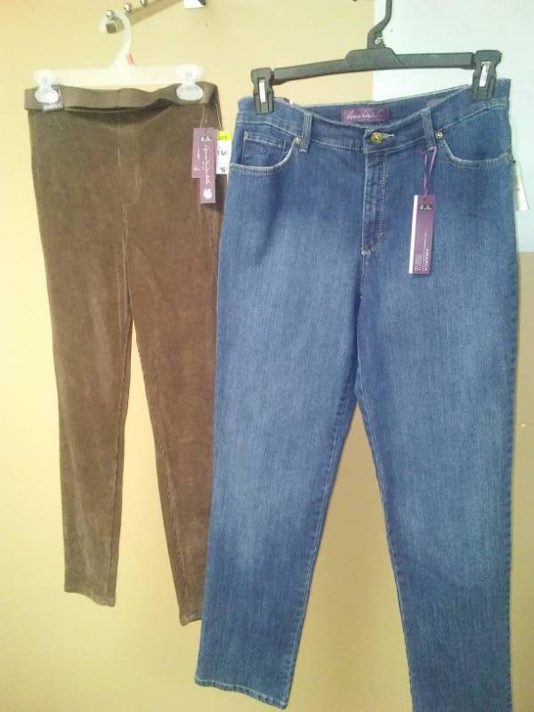 lot 448 image: Womens Gloria Vanderbilt - 2. Size 10.