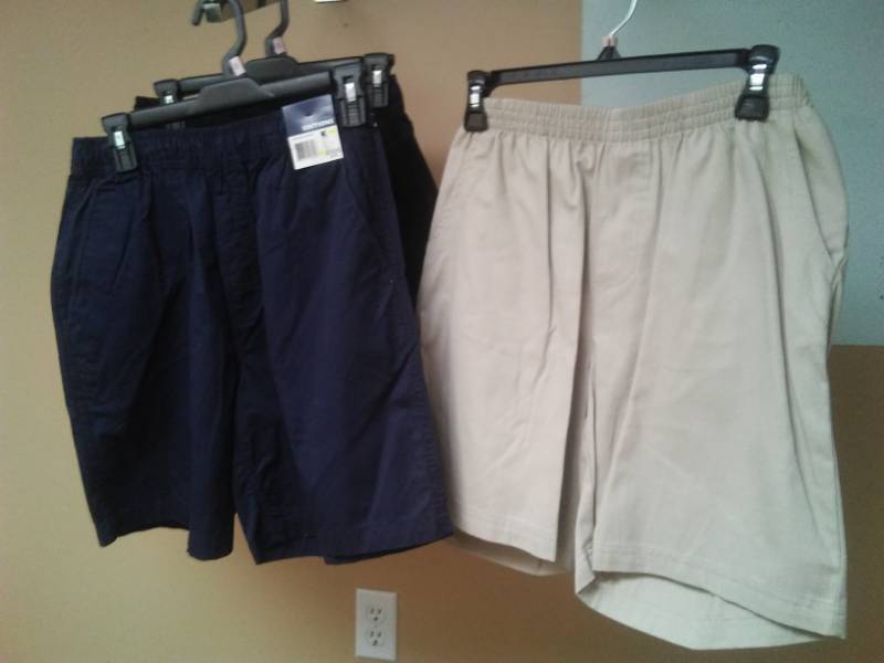 lot 460 image: Mens shorts - 3. Size small.