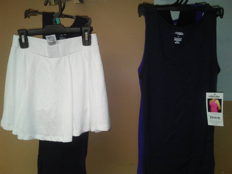 lot 462 image: Womens shorts and tanks - 5. Size medium.