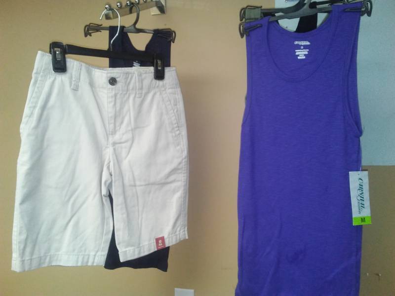 lot 463 image: Womens shorts and tanks - 5. Size medium.