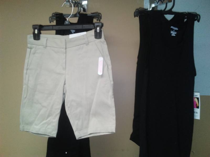 lot 464 image: Womens shorts and tanks - 5. Size medium.