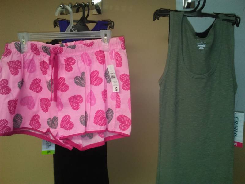 lot 466 image: Womens shorts and tanks - 5. Size medium.