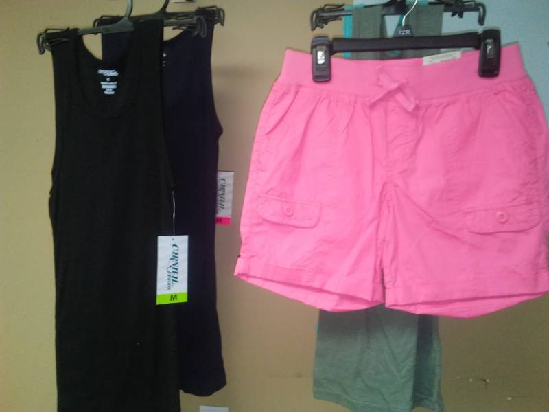 lot 469 image: Womens shorts and tanks - 5. Size medium.