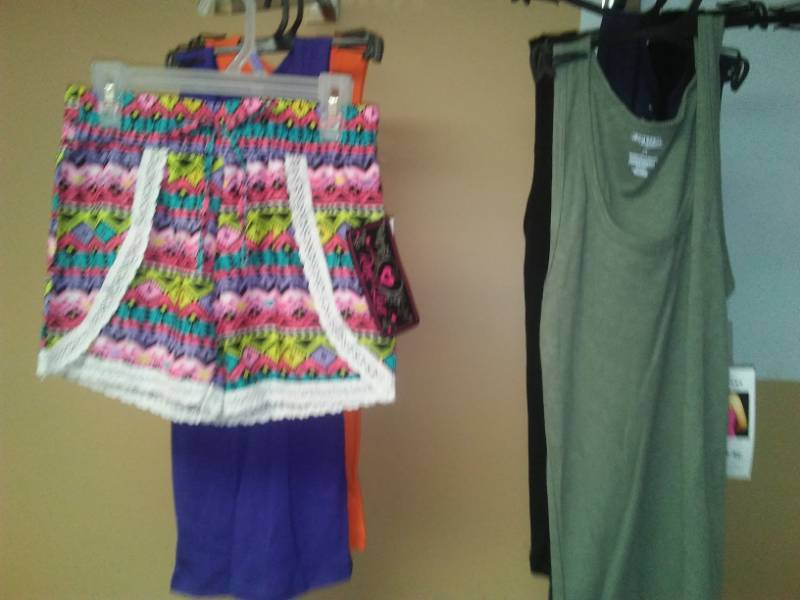 lot 470 image: Womens shorts and tanks - 6. Size medium.