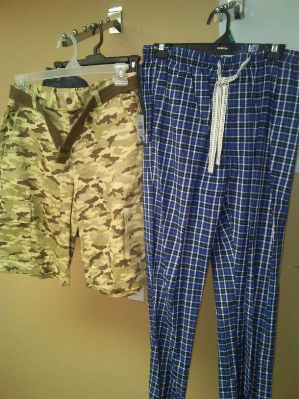 lot 472 image: Mens shorts and lounge pants- 3. Size 32  medium.