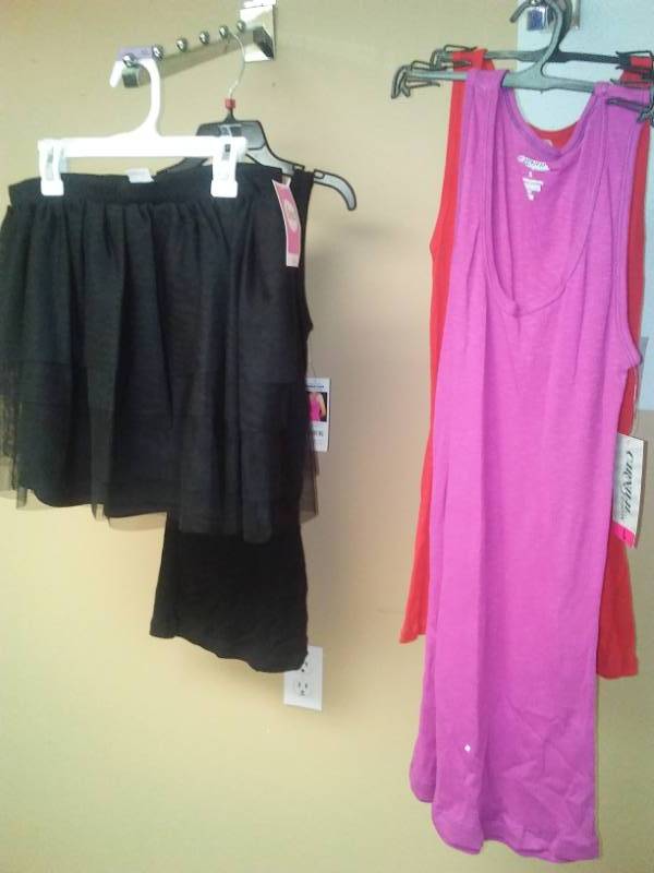lot 477 image: Womens tanks  skirt - 4. Size large.