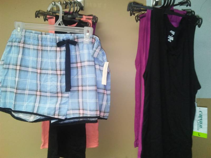 lot 479 image: Womens tanks  lounge pants - 8. Size large.